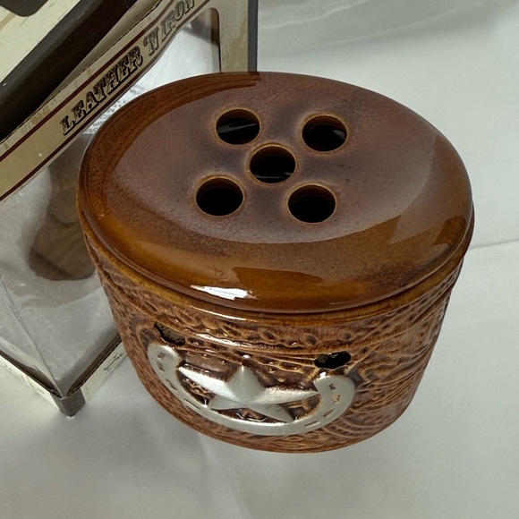 Scentsationals "Leather 'N Iron" Plug-in Wax Warmer w/ Horseshoe and Star - Picture 13 of 16